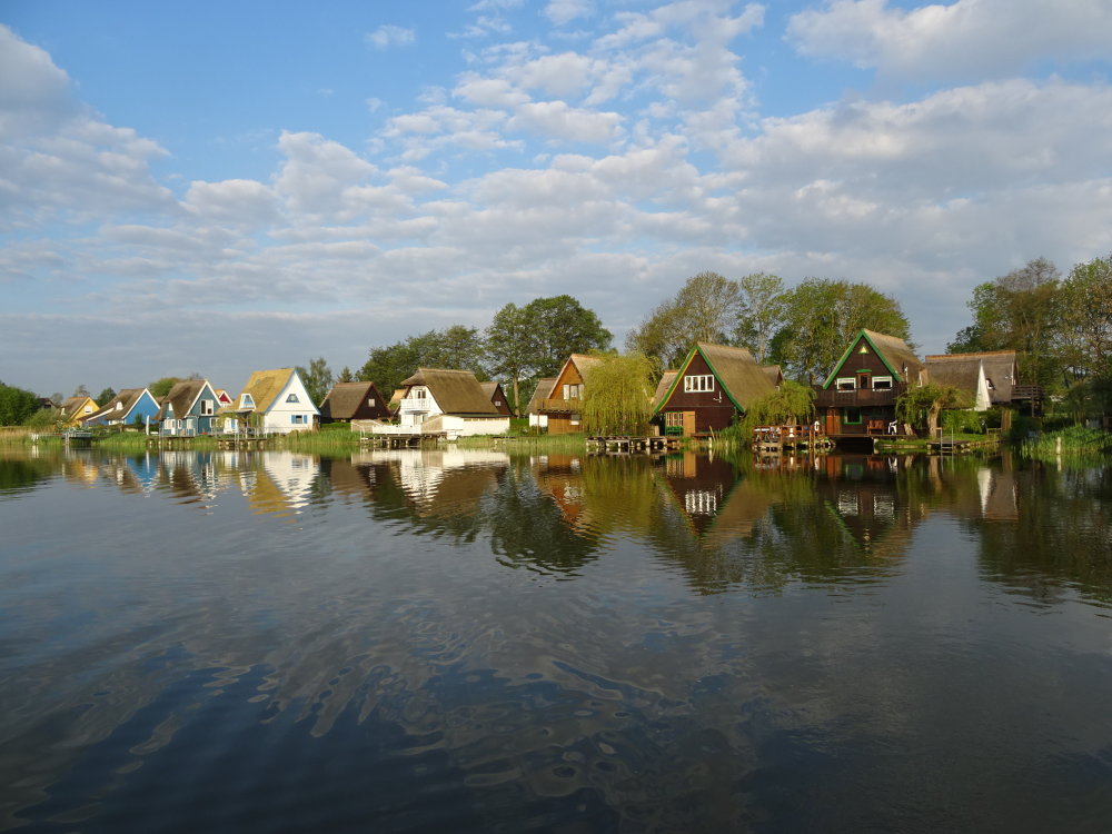 Bootshaus Ferienhaus Mecklenburgische Seenplatte direkt am See Wasser mieten